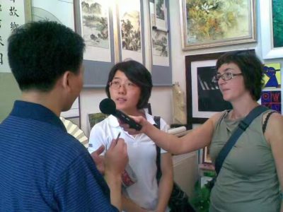 在東華門畫廊接受荷蘭廣播電臺采訪